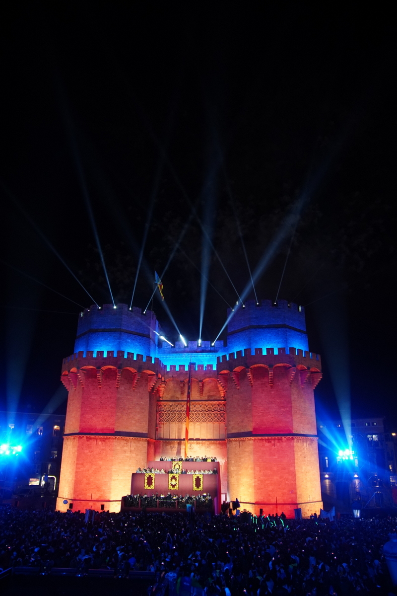 Celebración del Doimingo de Cridida en Valencia con luces y multitudes