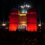 Fuegos artificiales iluminando las Torres de Serranos en Valencia