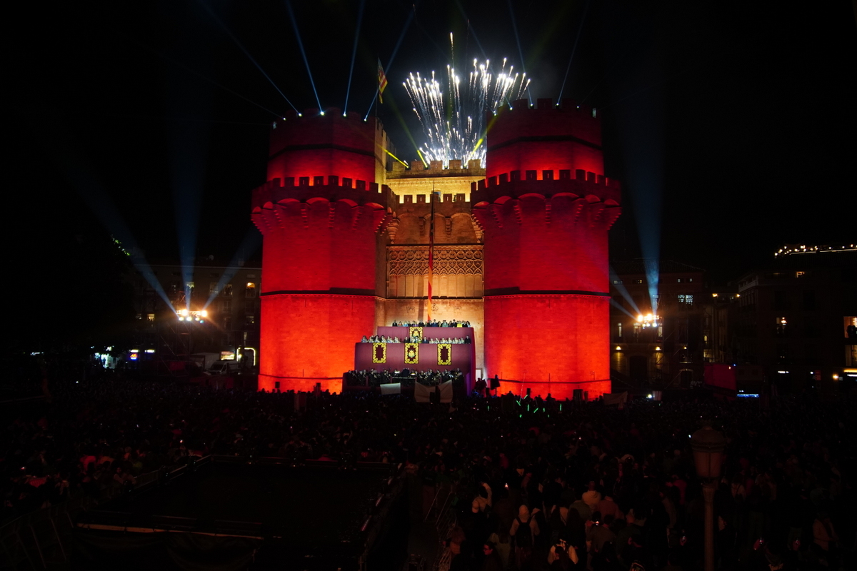 Fuegos artificiales iluminando las Torres de Serranos en Valencia