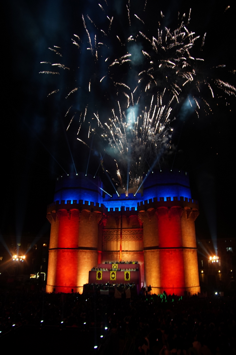 Castillo iluminado con fuegos artificiales en Valencia