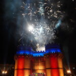 Castillo iluminado con fuegos artificiales en Valencia durante la celebración