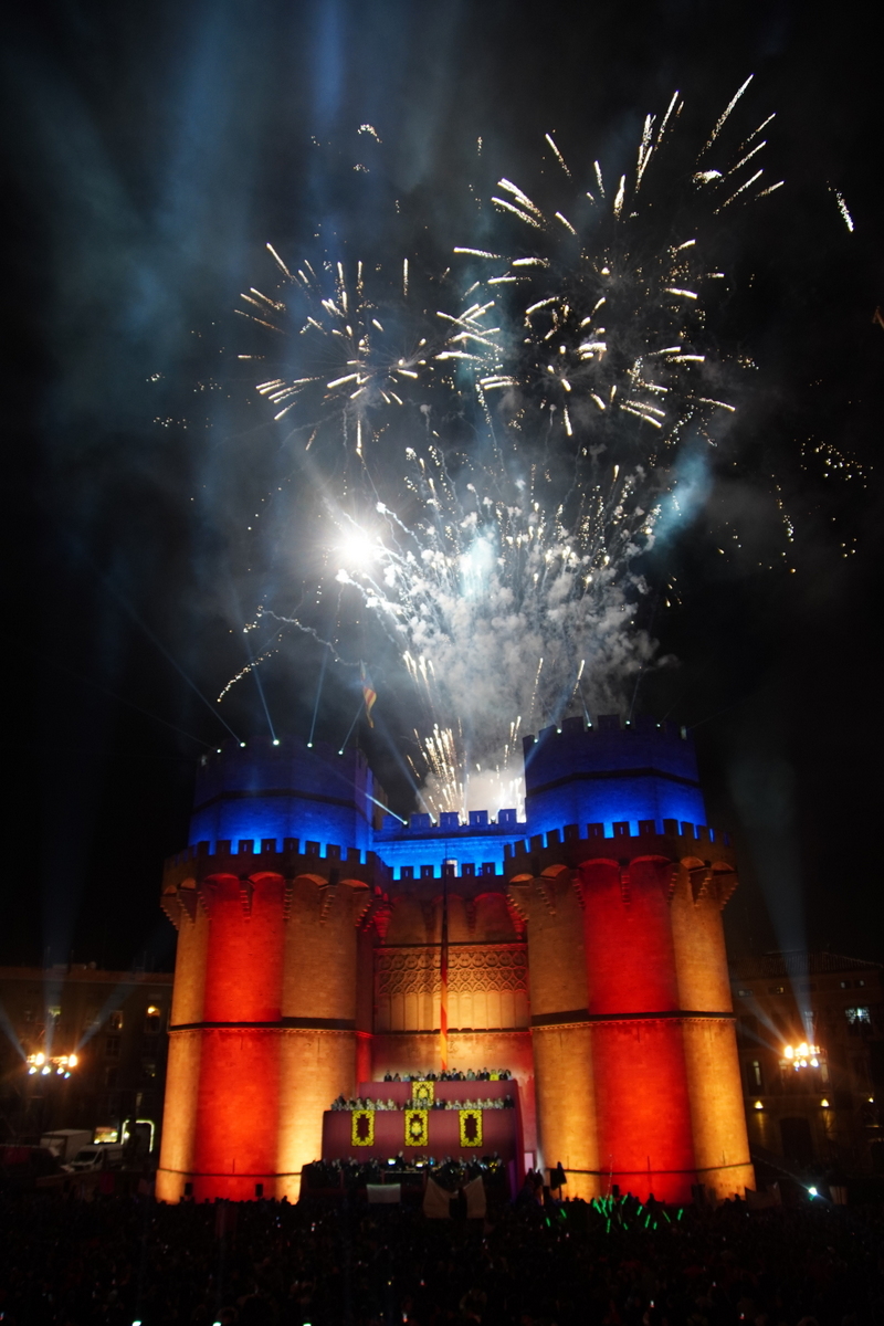 Castillo iluminado con fuegos artificiales en Valencia durante la celebración