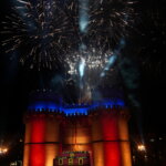 Fuegos artificiales iluminando el castillo en Valencia durante el evento