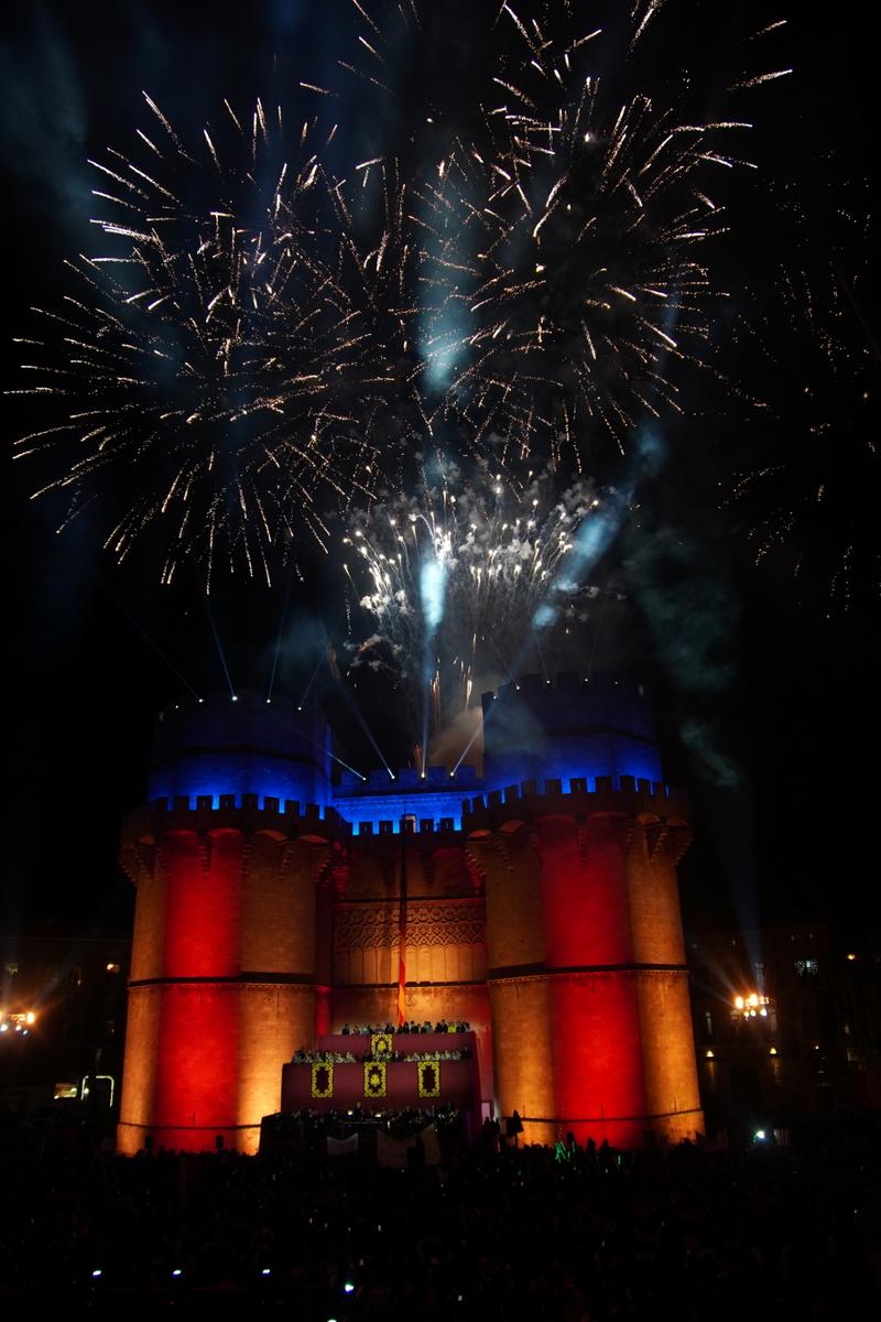 Fuegos artificiales iluminando el castillo en Valencia durante el evento