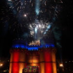 Fuegos artificiales sobre la ciudad de Valencia durante la celebración.