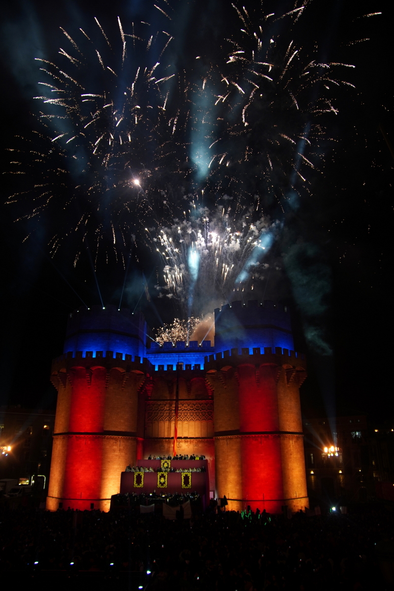 Fuegos artificiales sobre la ciudad de Valencia durante la celebración.