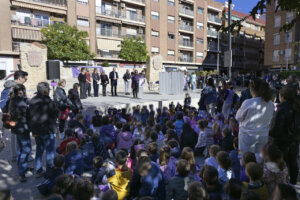 Acto del 8M en Paiporta con niños y adultos participando