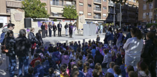 Acto del 8M en Paiporta con niños y adultos participando