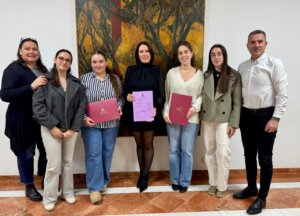 Grupo de personas sosteniendo documentos en un acto oficial en Moncada