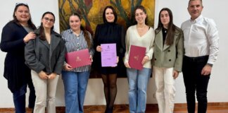 Grupo de personas sosteniendo documentos en un acto oficial en Moncada