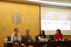 Reunión sobre la Agenda Urbana de Catarroja con presentadoras y proyecciones