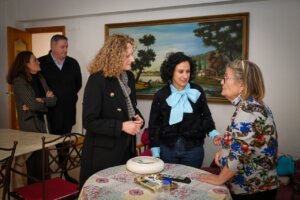 La consellera Albalat y la alcaldesa Folgado visitan a una beneficiaria del programa Menjar a casa en Torrent.