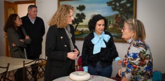 La consellera Albalat y la alcaldesa Folgado visitan a una beneficiaria del programa Menjar a casa en Torrent.