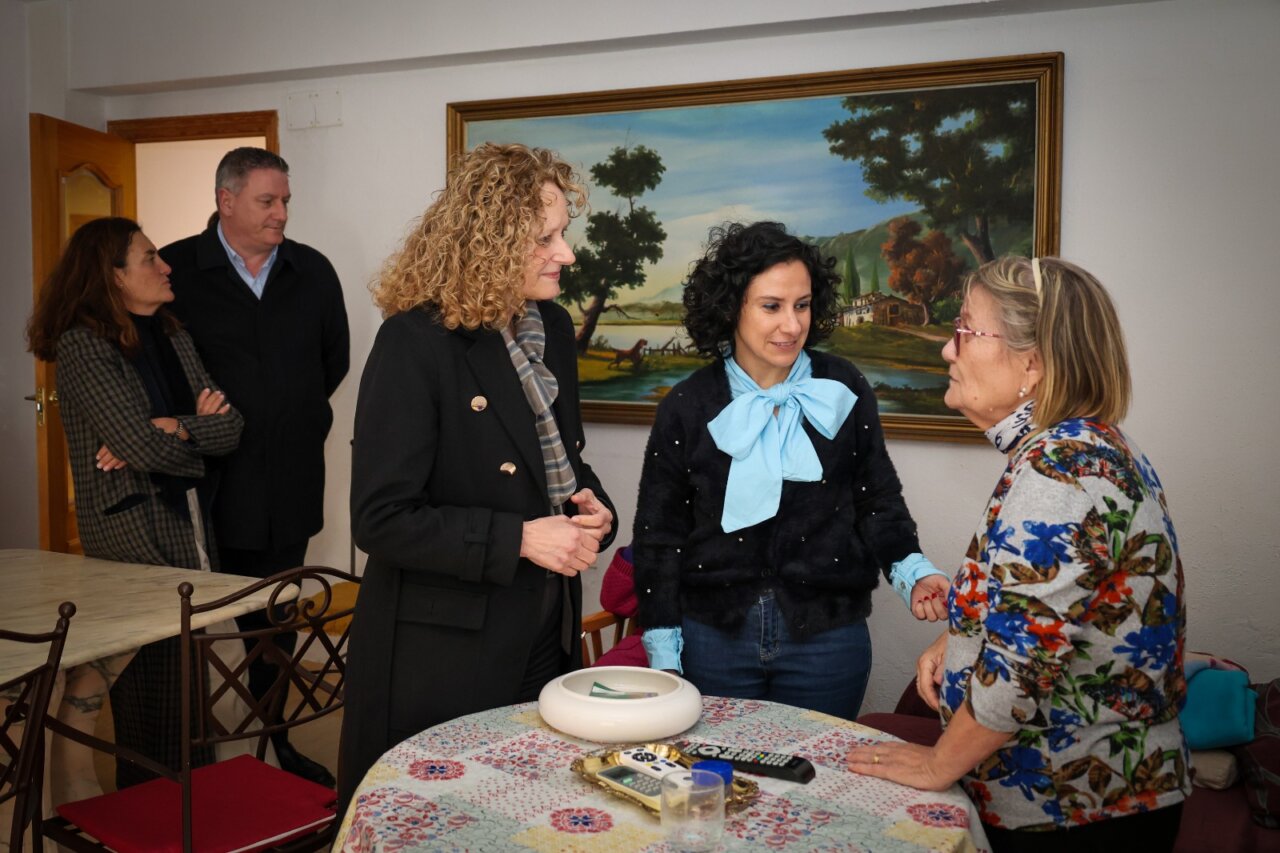 La consellera Albalat y la alcaldesa Folgado visitan a una beneficiaria del programa Menjar a casa en Torrent.