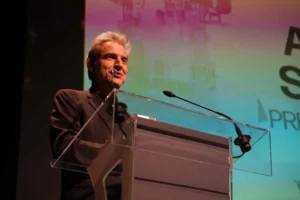 Alberto San Juan recibiendo un premio en el Festival de Paterna