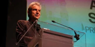 Alberto San Juan recibiendo un premio en el Festival de Paterna