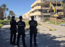 La Policía Local supervisa el derribo de las antiguas bodegas de Vinival en Alboraya.