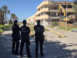 La Policía Local supervisa el derribo de las antiguas bodegas de Vinival en Alboraya.