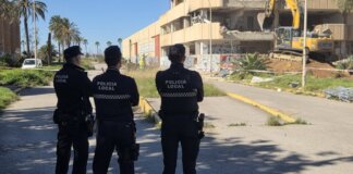 La Policía Local supervisa el derribo de las antiguas bodegas de Vinival en Alboraya.