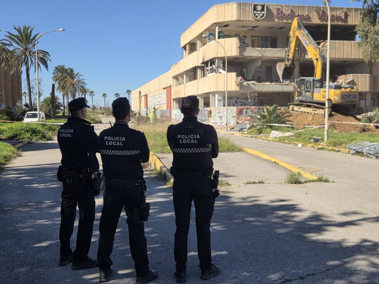 La Policía Local supervisa el derribo de las antiguas bodegas de Vinival en Alboraya.