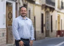 Javier Mansilla, alcalde de Manises, en una calle del municipio.