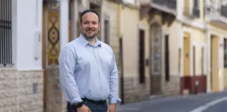 Javier Mansilla, alcalde de Manises, en una calle del municipio.