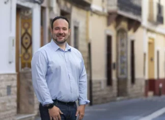 El alcalde de Manises, Javier Mansilla, estable en la UCI tras sufrir un infarto al término del acto del Día de la Policía Local Javier Mansilla, alcalde de Manises, en una calle del municipio.