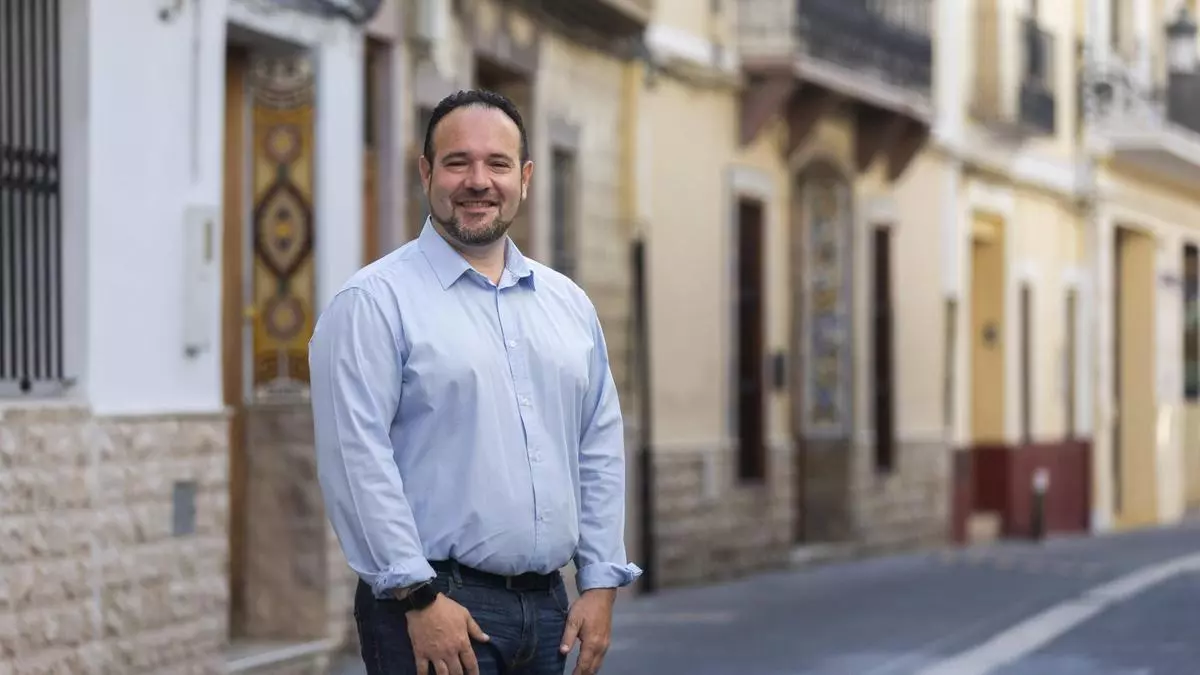 Javier Mansilla, alcalde de Manises, en una calle del municipio.