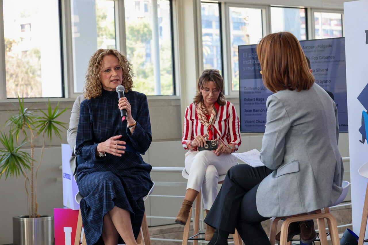 Amparo Folgado, alcaldesa de Torrent, hablando en un evento sobre infraestructura