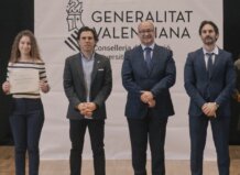 Martina Caballero Tornero recibe un reconocimiento por su beca Amancio Ortega.