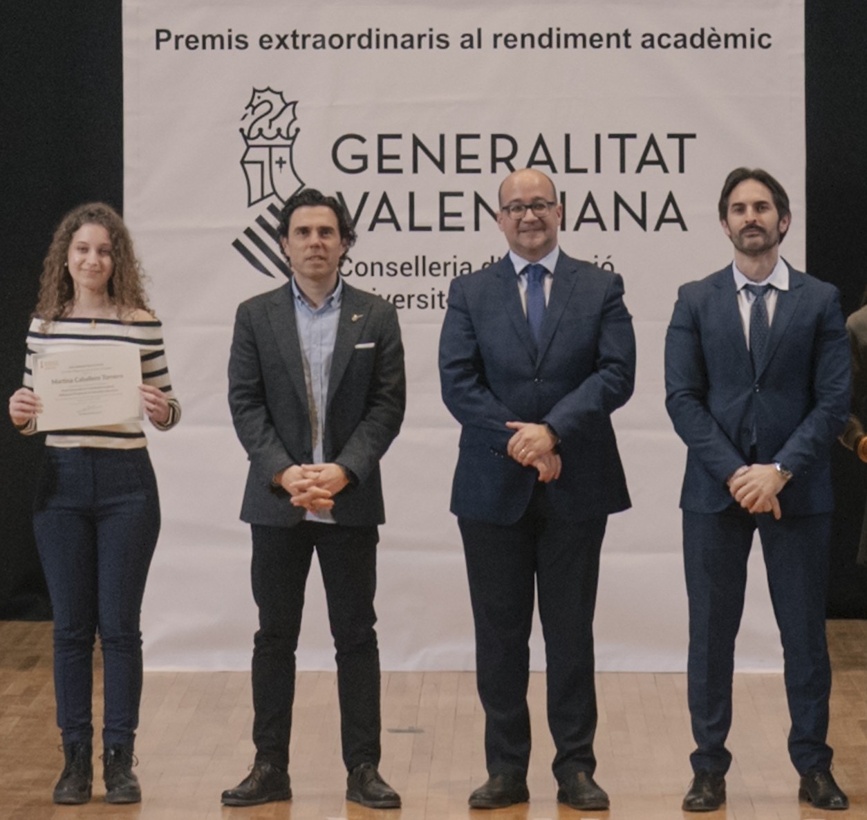 Martina Caballero Tornero recibe un reconocimiento por su beca Amancio Ortega.