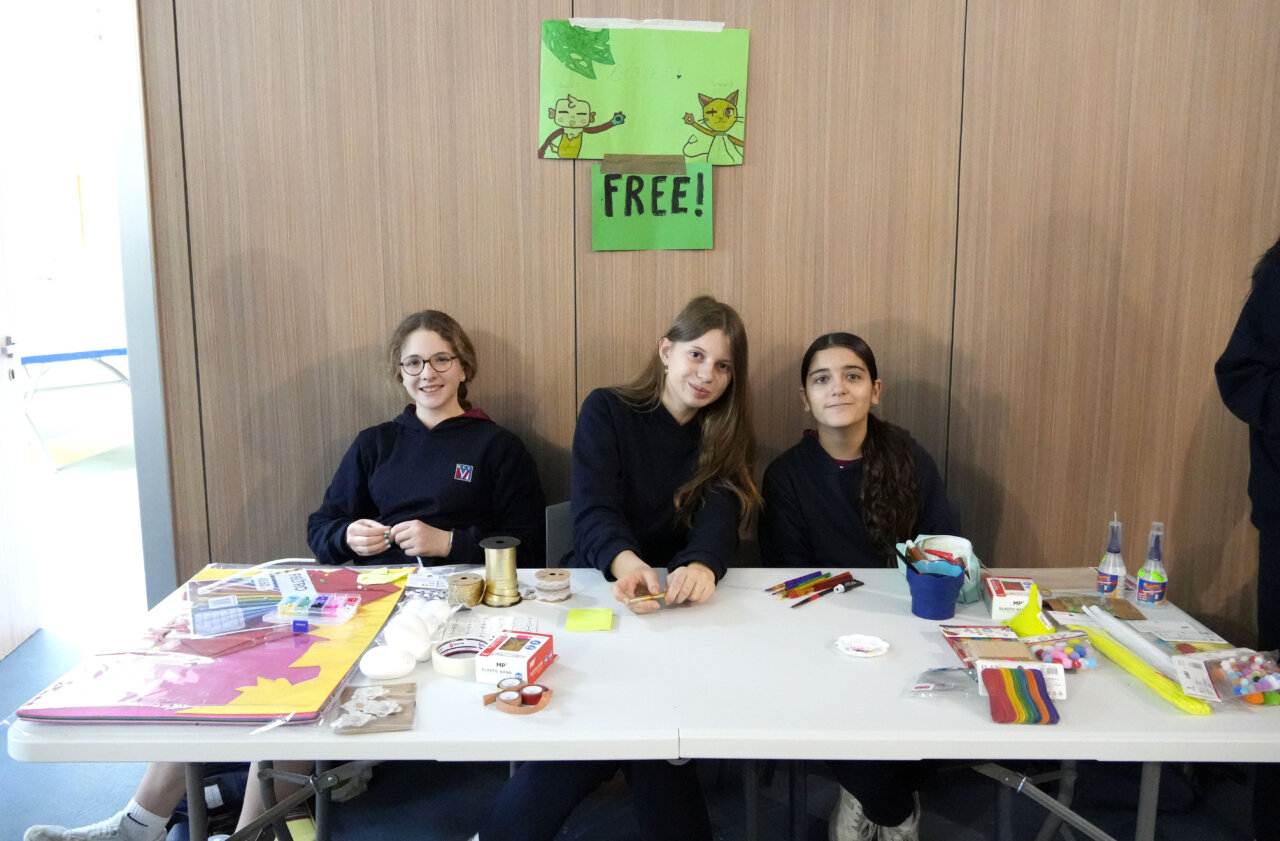 Tres alumnas del British School of Valencia durante la Semana de la Salud Mental