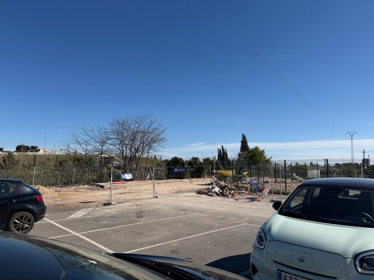 Paterna amplía el parking de la calle Valencia del barrio del Campamento hasta alcanzar las 44 plazas