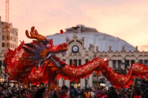 Desfile del Año Nuevo Chino con dragón en Valencia