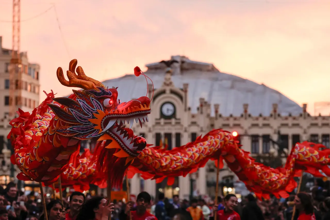 Desfile del Año Nuevo Chino con dragón en Valencia