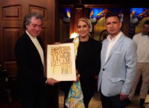 Antonio Camaró y Nadia Zein protagonizan la dimensión cultural del nuevo modelo europeo de reintegración social Antonio Camaró y Nadia Zein sosteniendo una obra de arte en un evento cultural