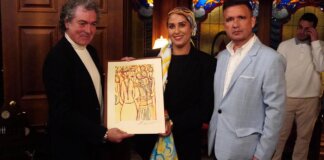 Antonio Camaró y Nadia Zein sosteniendo una obra de arte en un evento cultural