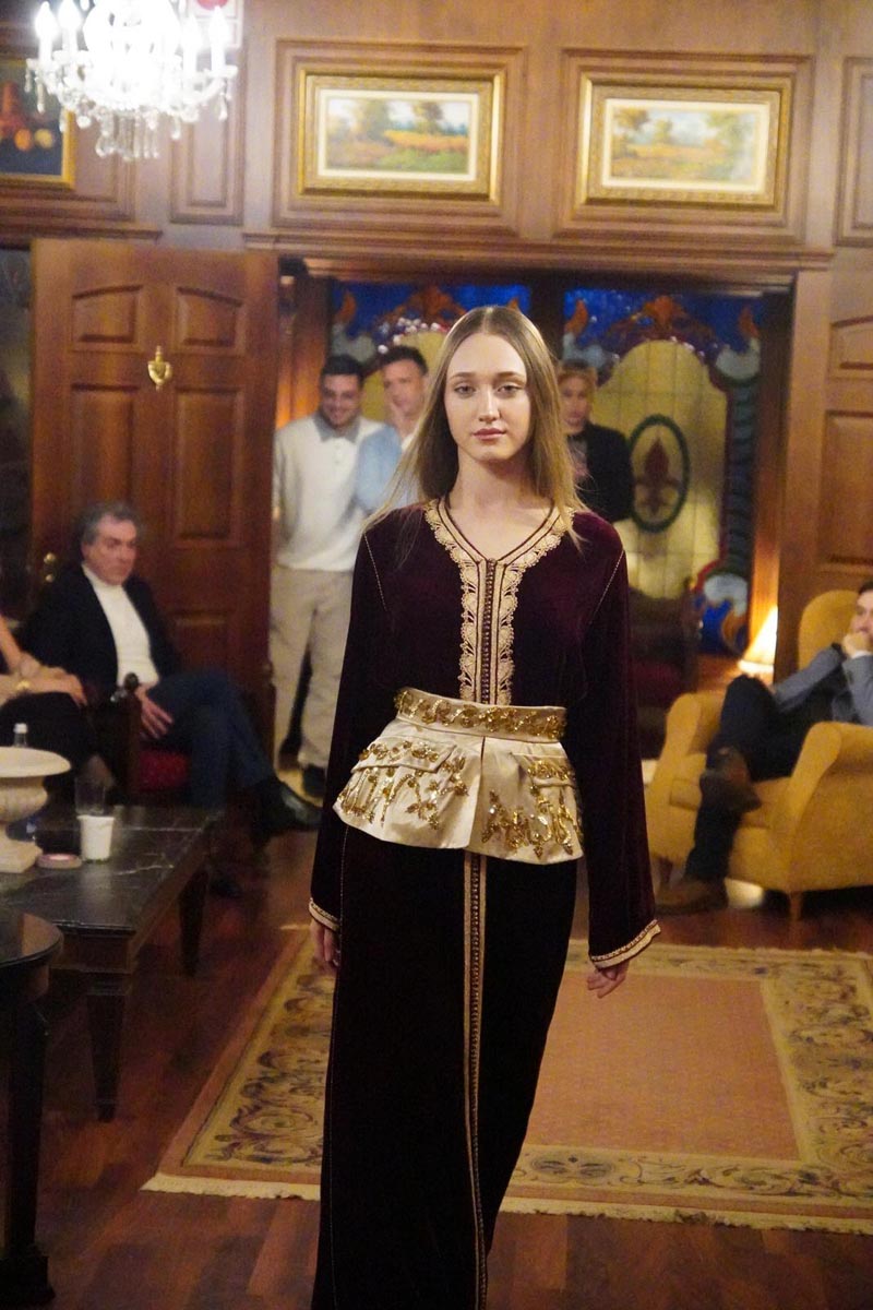 Modelo luciendo un vestido tradicional en un evento cultural