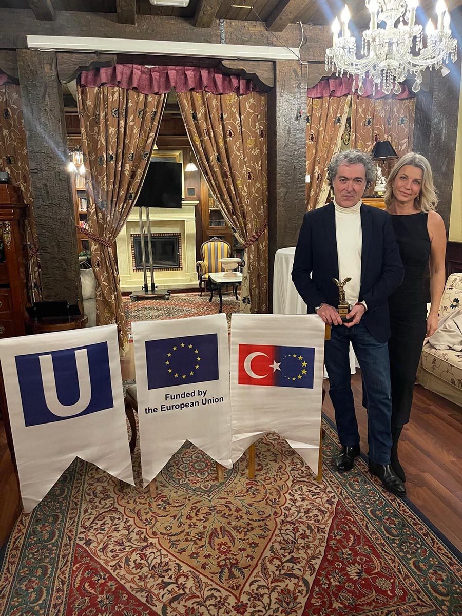 Antonio Camaró y Nadia Zein en un evento cultural con banderas de la UE y Turquía.
