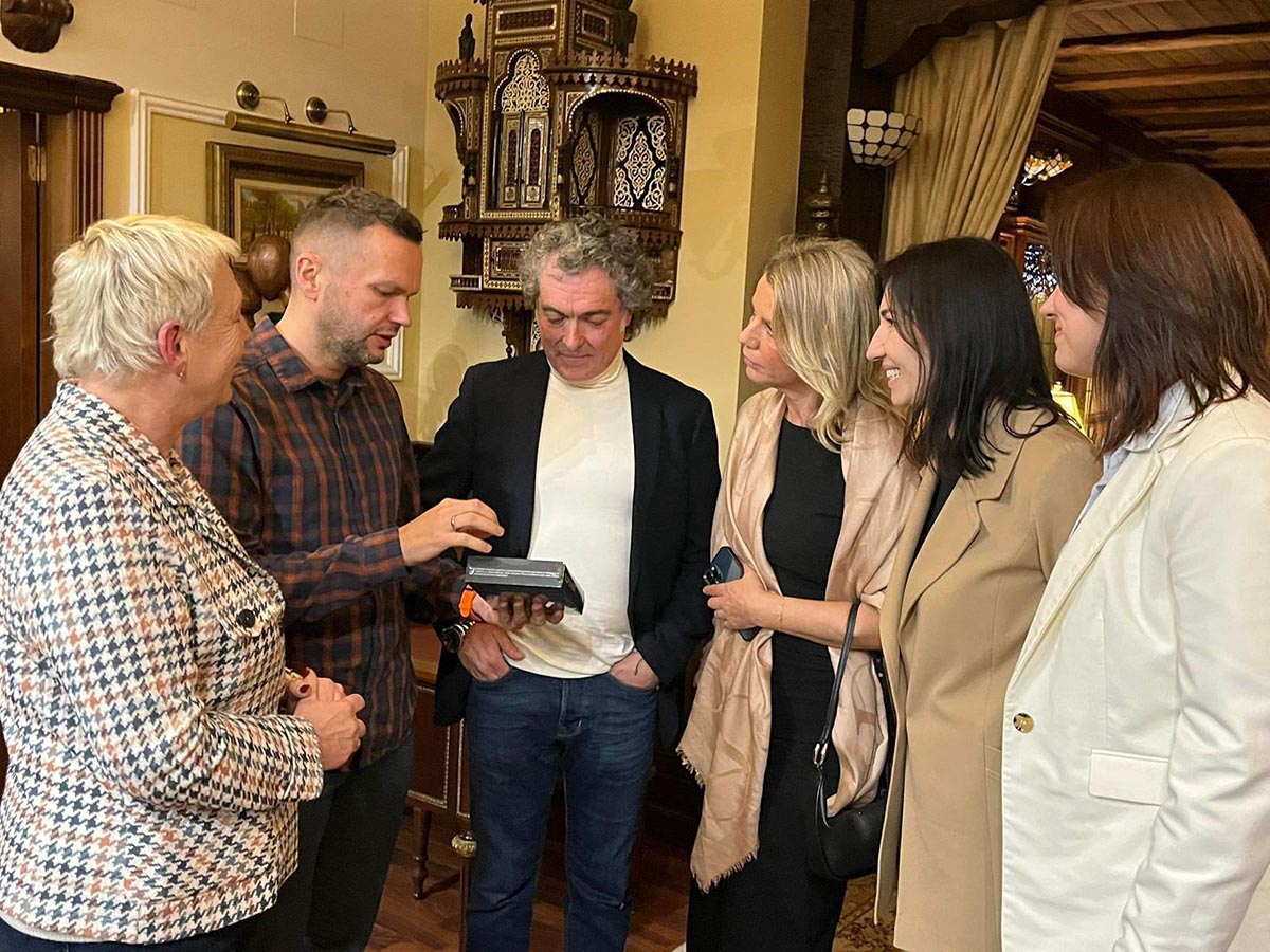 Antonio Camaró y Nadia Zein en un evento cultural sobre reintegración social