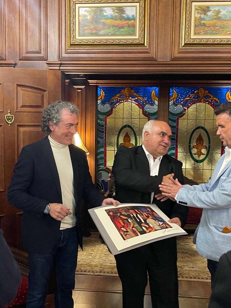 Antonio Camaró recibiendo un premio en un evento cultural