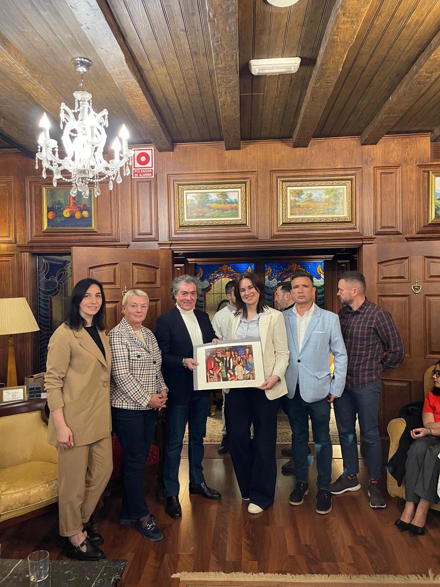 Antonio Camaró y Nadia Zein en un evento cultural con otros participantes.