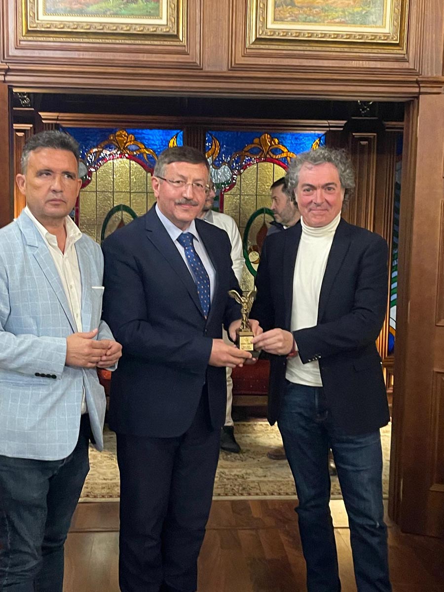 Antonio Camaró recibiendo un premio en un evento cultural