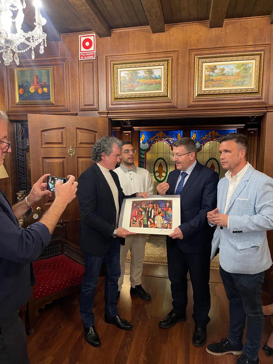 Antonio Camaró recibiendo un premio en un evento cultural