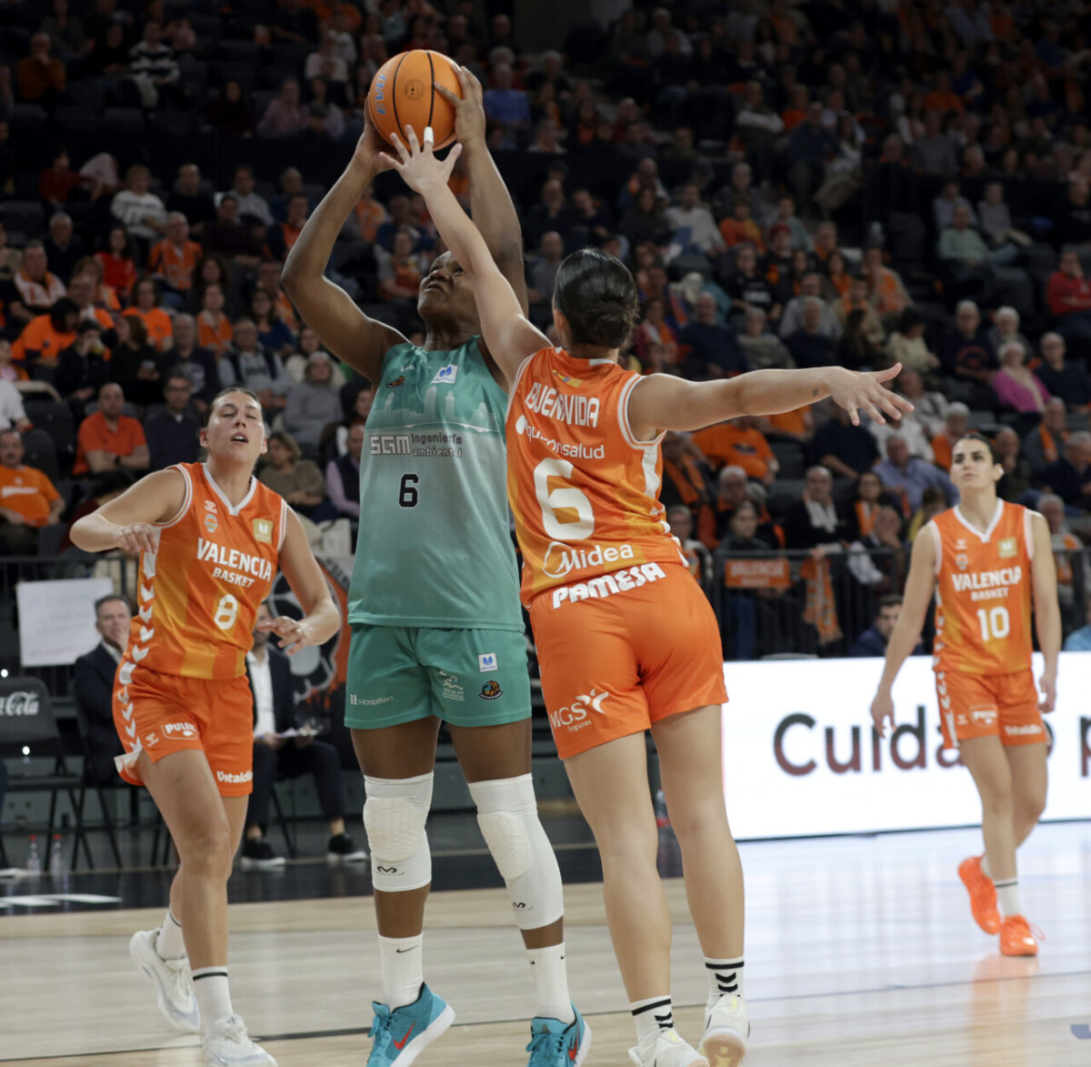 Jugadoras de Valencia Basket en un partido contra CAB Estepona