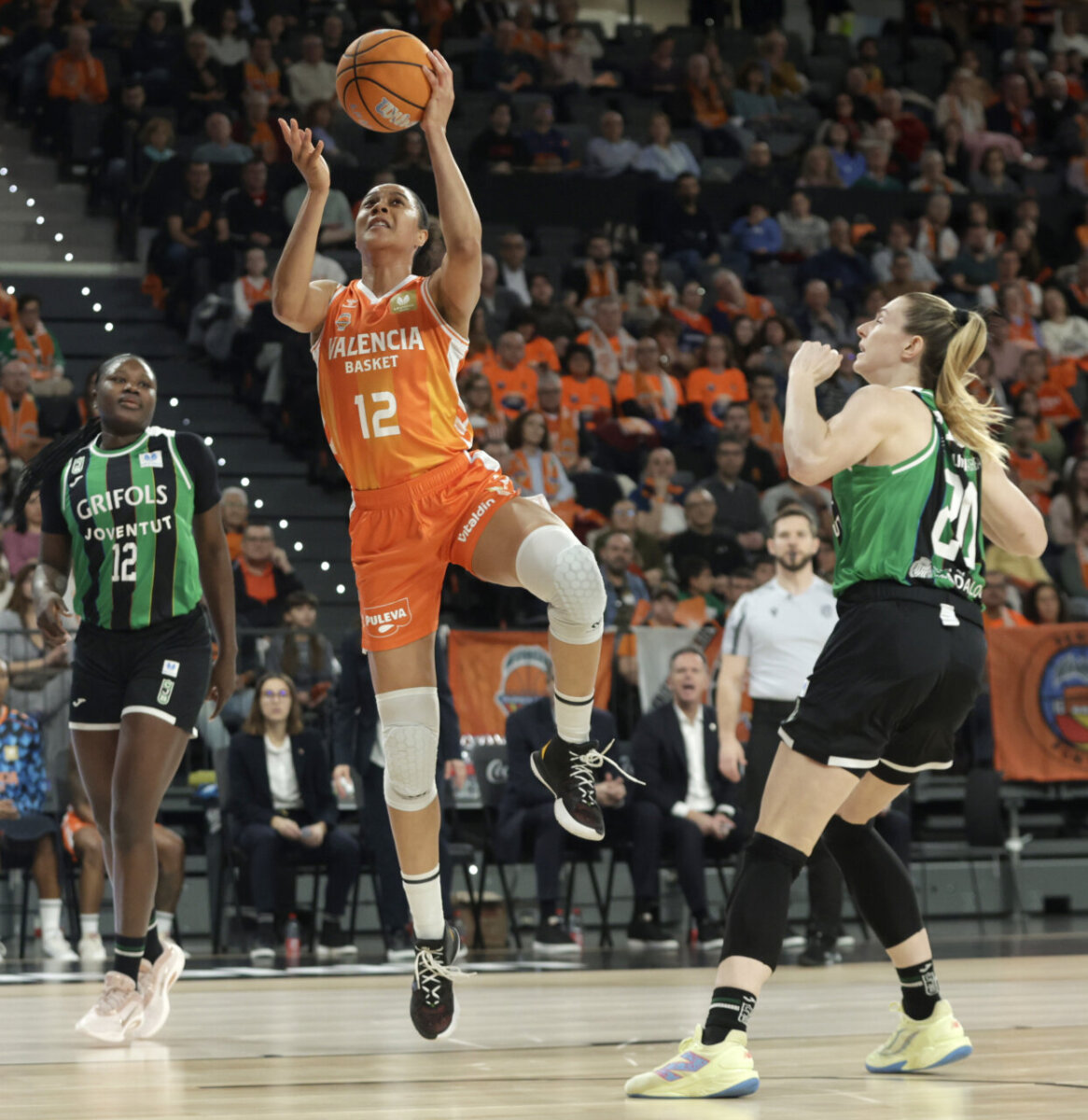 Jugadora de Valencia Basket lanzando a canasta en el Roig Arena