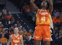 Kayla Alexander lanzando a canasta durante un partido de baloncesto