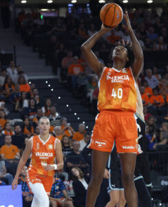 Kayla Alexander lanzando a canasta durante un partido de baloncesto