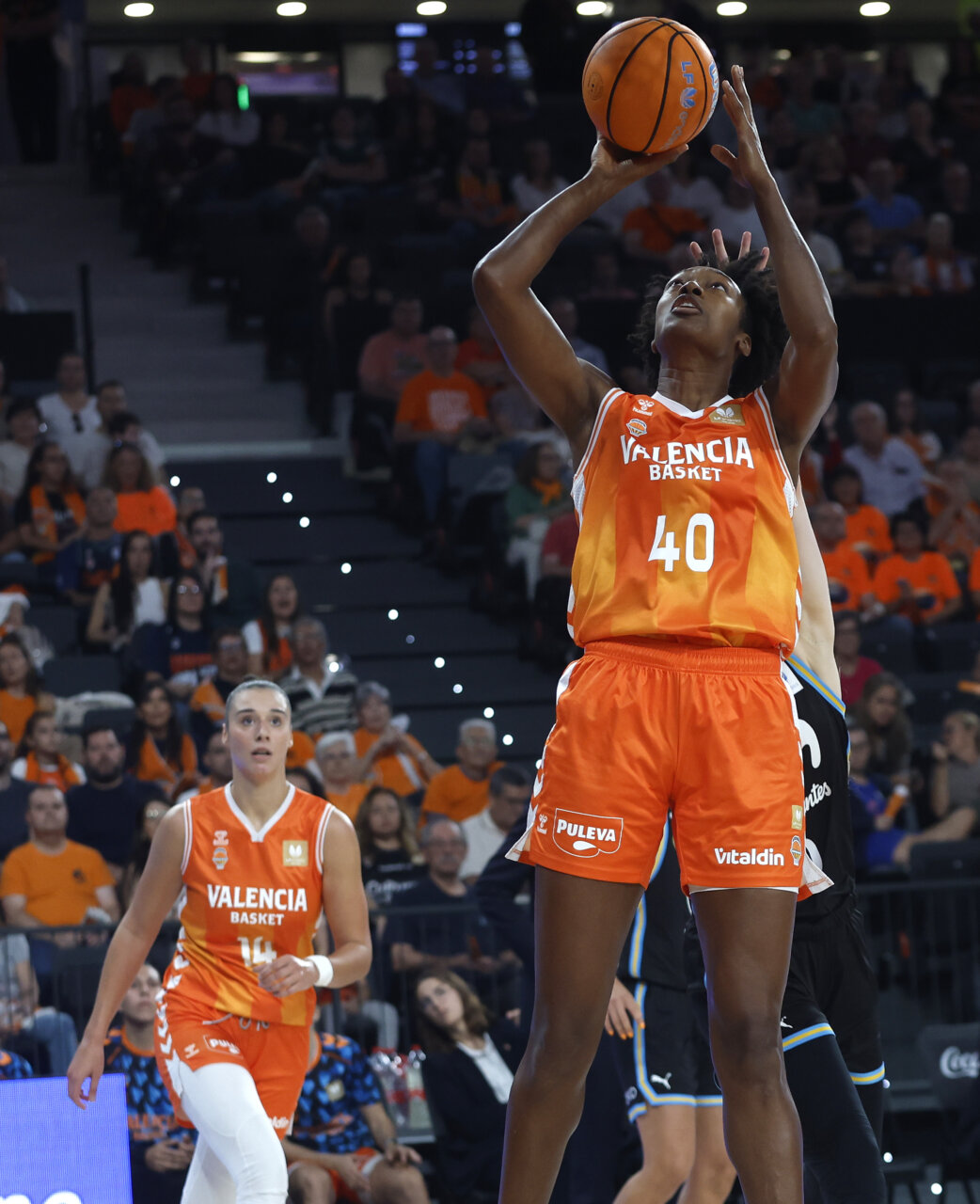 Kayla Alexander lanzando a canasta durante un partido de baloncesto