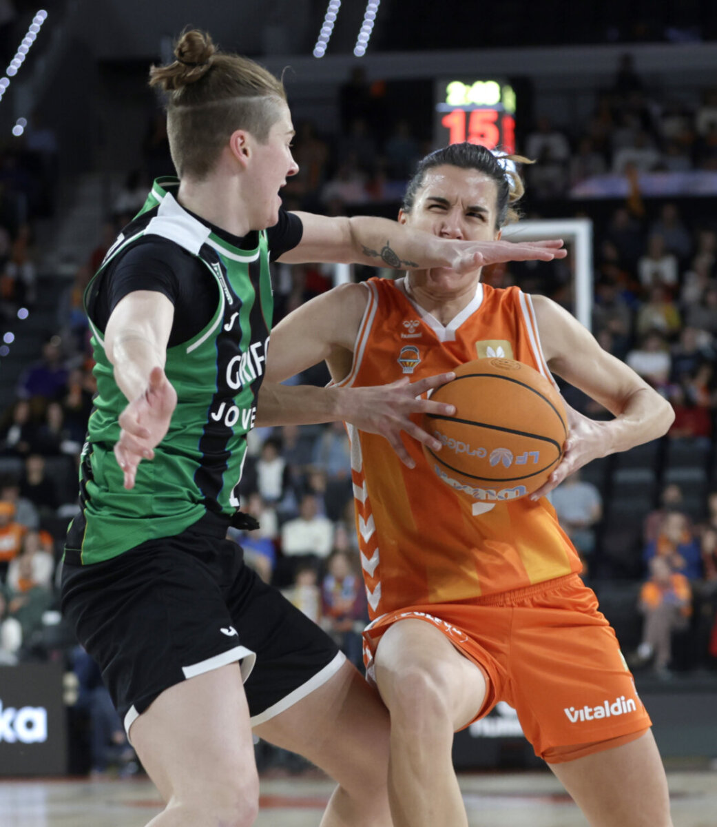 Jugadoras de Valencia Basket y Joventut en un intenso partido de baloncesto